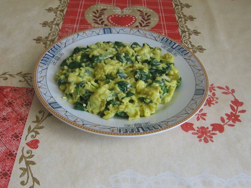 Jajecznica ze szpinakiem