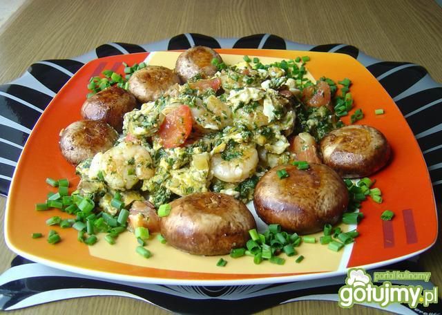 Jajecznica ze szpinakiem i krewetkami