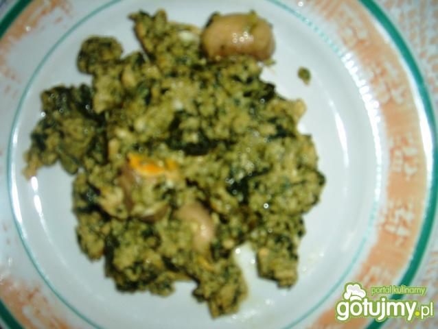 Jajecznica ze szpinakiem i pieczarkami