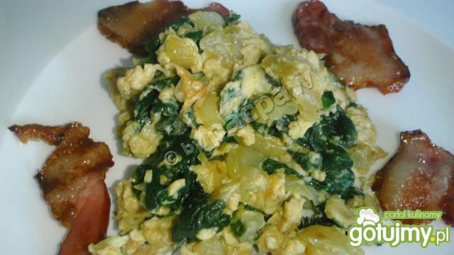Jajecznica ze szpinakiem i prażonym bocz Jajecznica ze szpinakiem i prażonym bocz