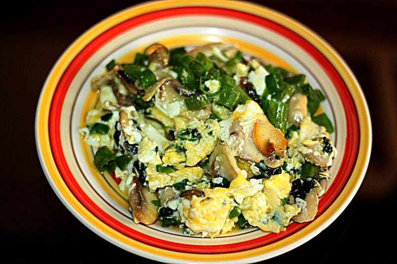 Jajecznica ze szpinakiem,szczawiem i szczypiorem