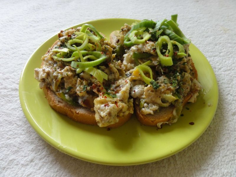 Jajecznicowe zapiekanki na ostro