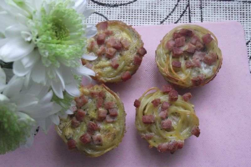 Jajeczno-makaronowe muffiny Jajeczno-makaronowe muffiny