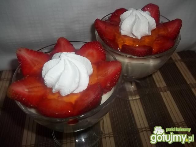 Jajeczny deser z truskawkami