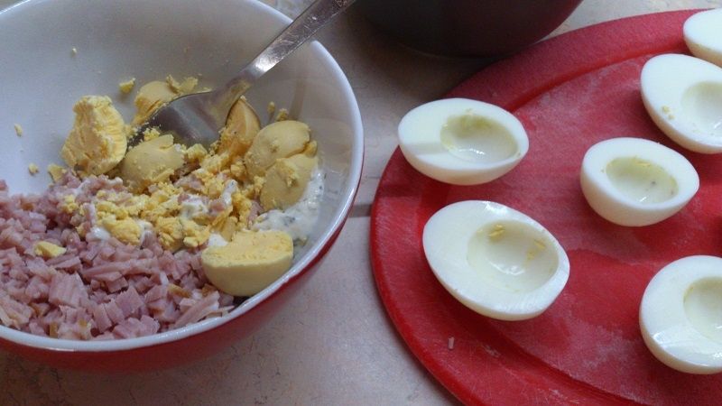 Jajka czosnkowe z szynką