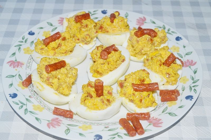 Jajka farszerowane z kabanosem