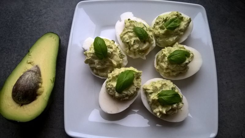 Jajka faszerowane awokado i bazylią