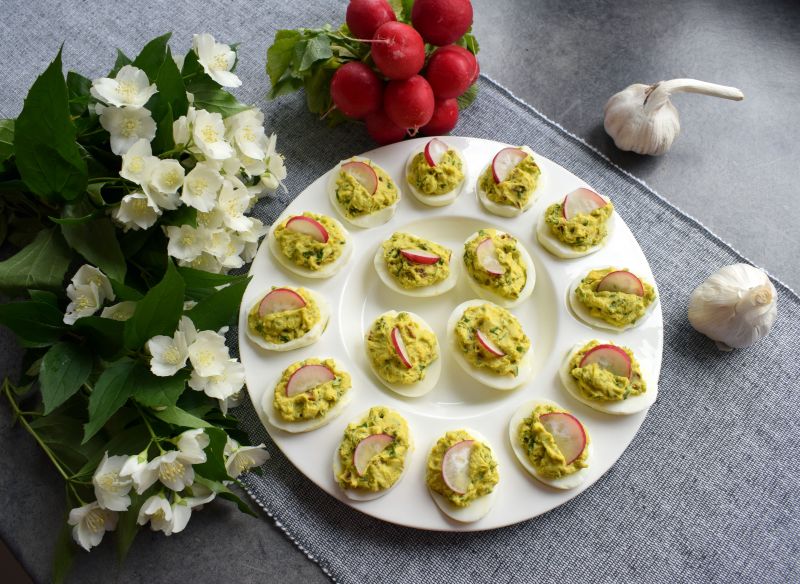 Jajka faszerowane awokado i suszonymi pomidorami Jajka faszerowane awokado i suszonymi pomidorami