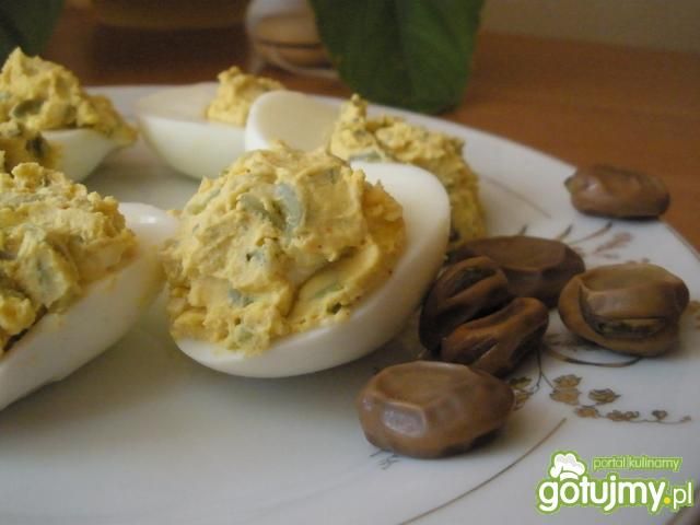 Jajka faszerowane bobem 