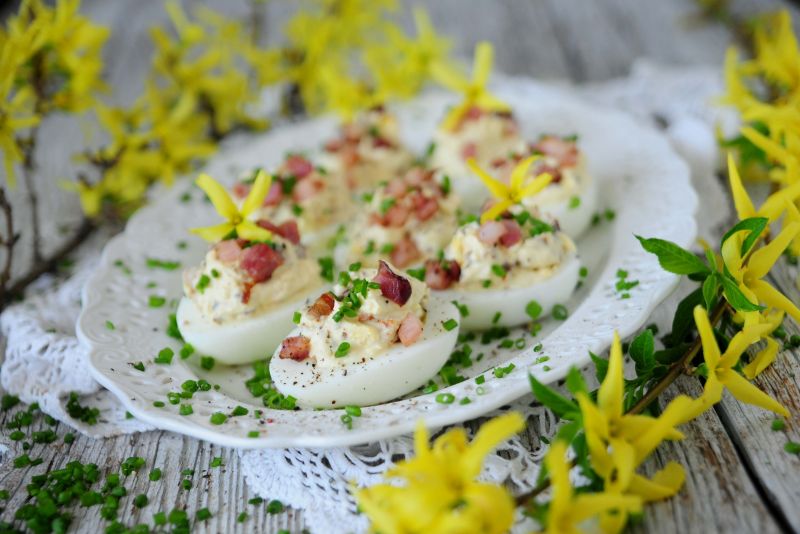 Jajka faszerowane boczkiem i suszonymi pomidorami 