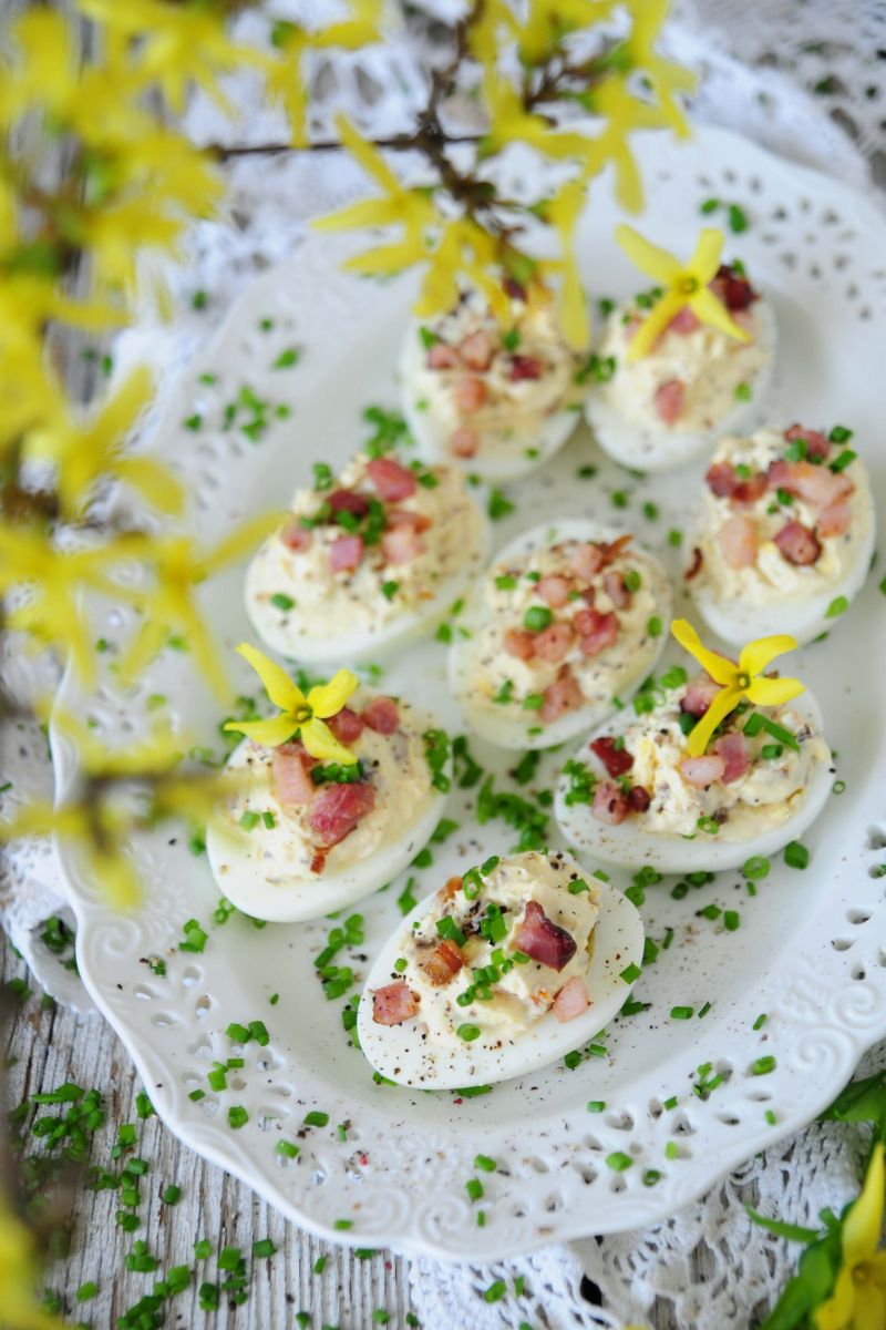 Jajka faszerowane boczkiem i suszonymi pomidorami 