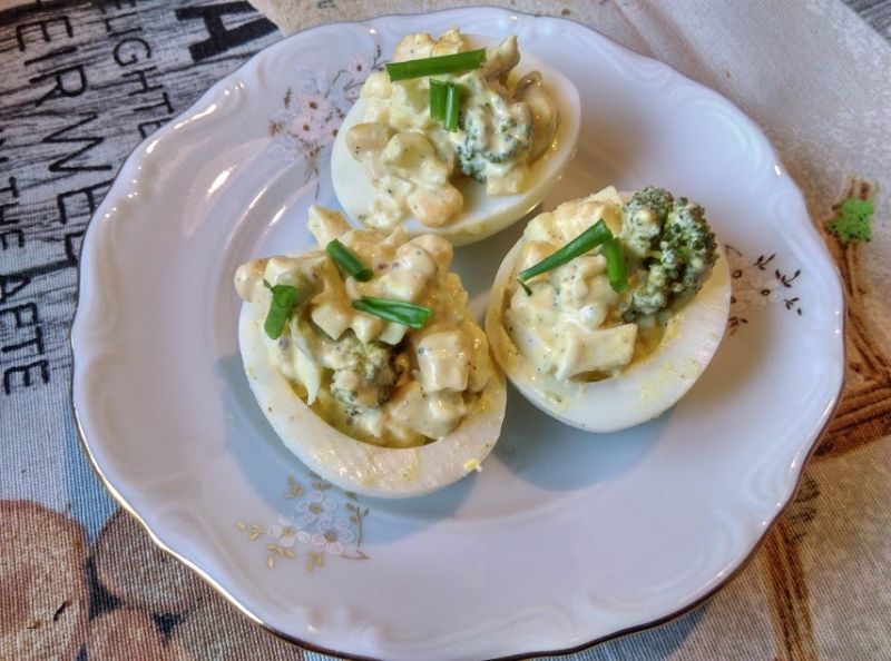 Jajka faszerowane brokułami i kukurydzą