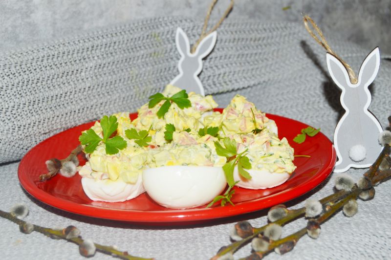 Jajka faszerowane brokułami, papryką i ogórkiem