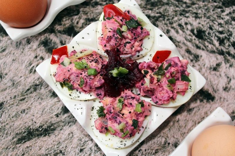 Jajka faszerowane buraczkami i śledziem 