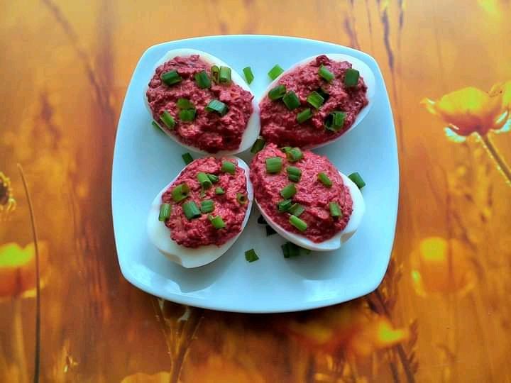 Jajka faszerowane buraczkiem i cebulką