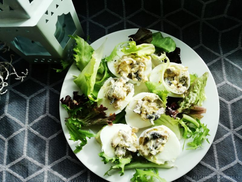 Jajka faszerowane duszonymi pieczarkami Jajka faszerowane duszonymi pieczarkami