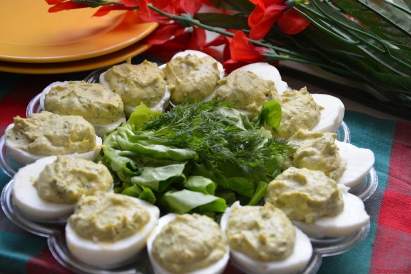 Jajka faszerowane fasolą i sałatą Jajka faszerowane fasolą i sałatą