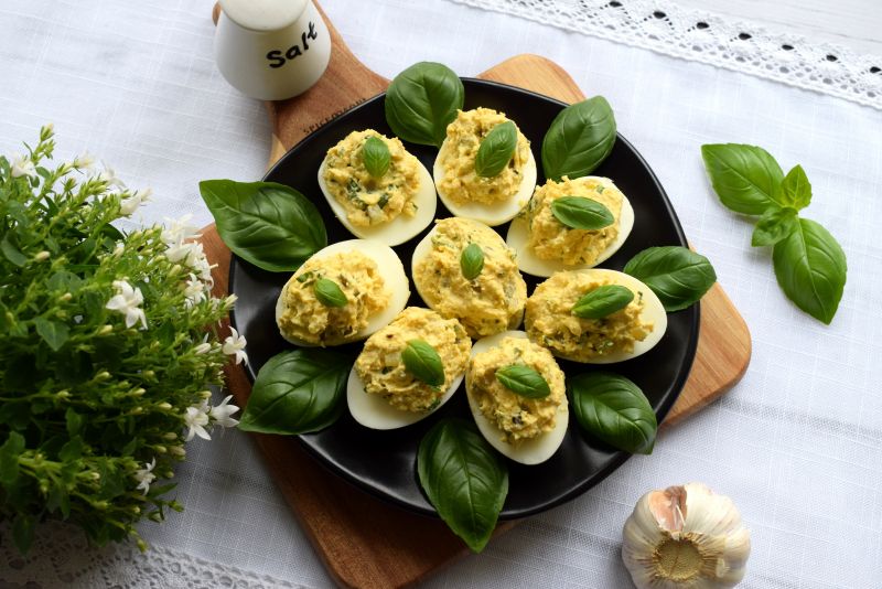 Jajka faszerowane gotowanym kurczakiem i bazylią