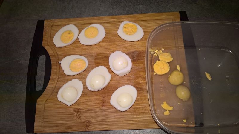 Jajka faszerowane groszkiem i anchois
