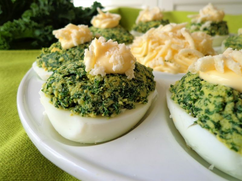 Jajka faszerowane jarmużem  