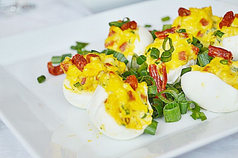 Jajka faszerowane kabanosami i szczypiorkiem