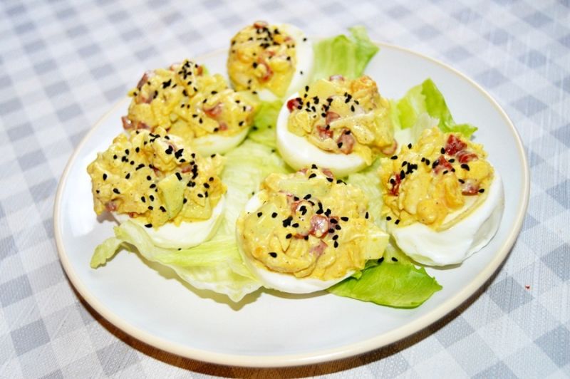 Jajka faszerowane kabanosami, jabłkiem i ogórkiem