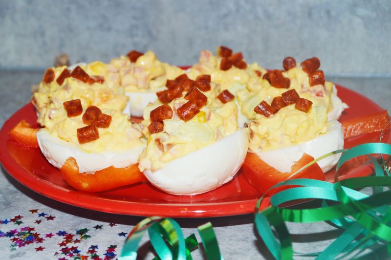 Jajka faszerowane kabanosami, ogórkiem i papryką Jajka faszerowane kabanosami, ogórkiem i papryką