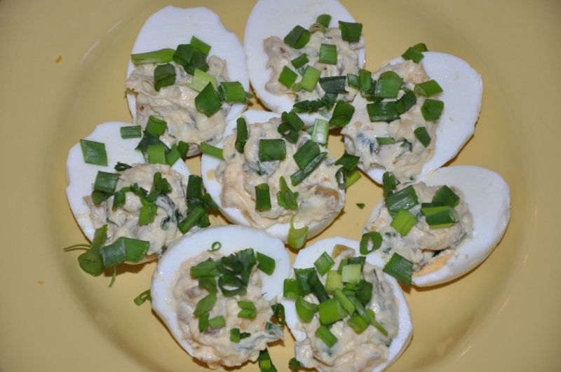 Jajka faszerowane kaparami i wędzonym pstrągiem