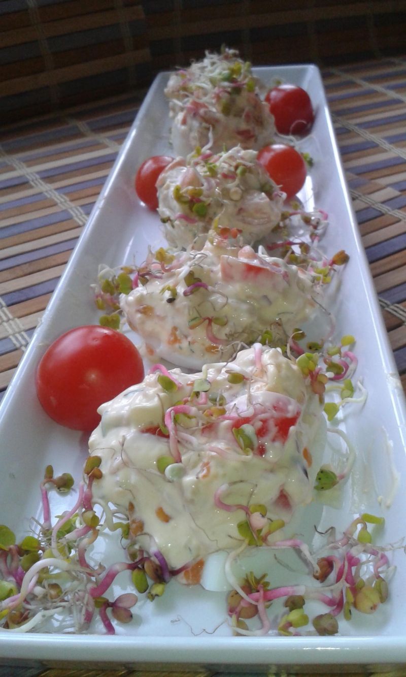 Jajka faszerowane kurczakiem.