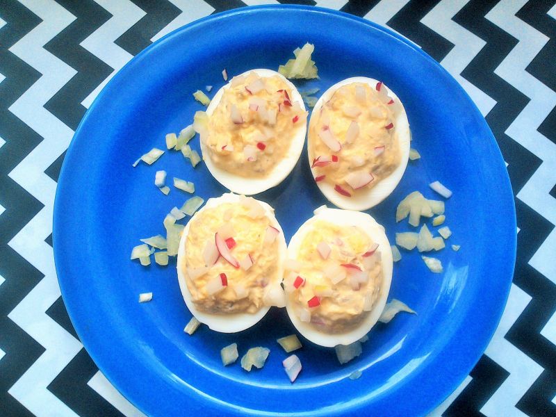 Jajka faszerowane makrelą i rzodkiewką