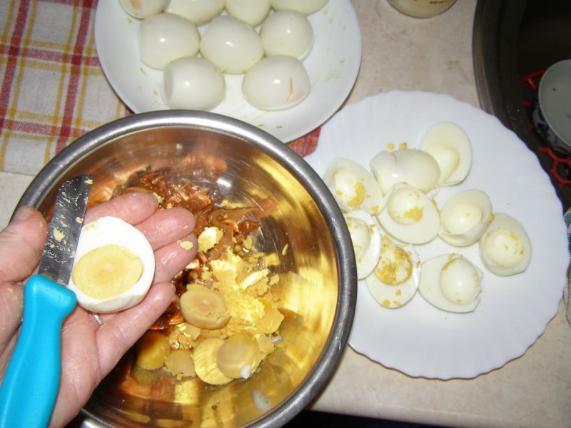Jajka faszerowane makrelą w pomidorach