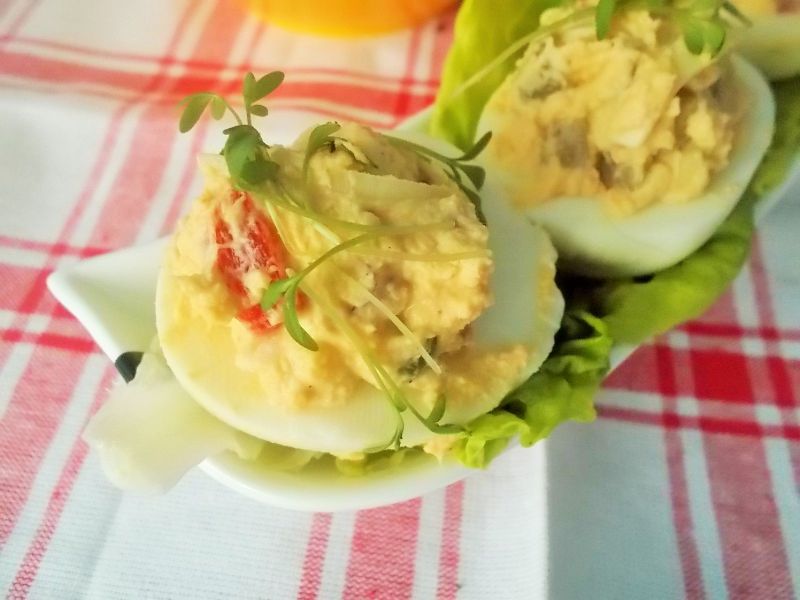 Jajka faszerowane papryką, porą i groszkiem Jajka faszerowane papryką, porą i groszkiem