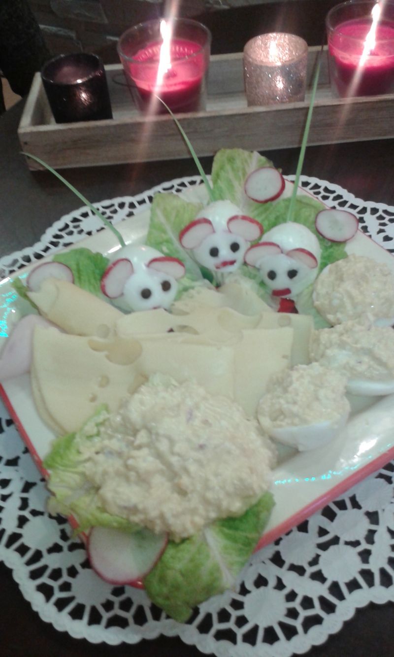 Jajka faszerowane pastą jajeczną.