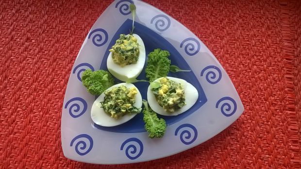 Jajka faszerowane pastą z jarmużem