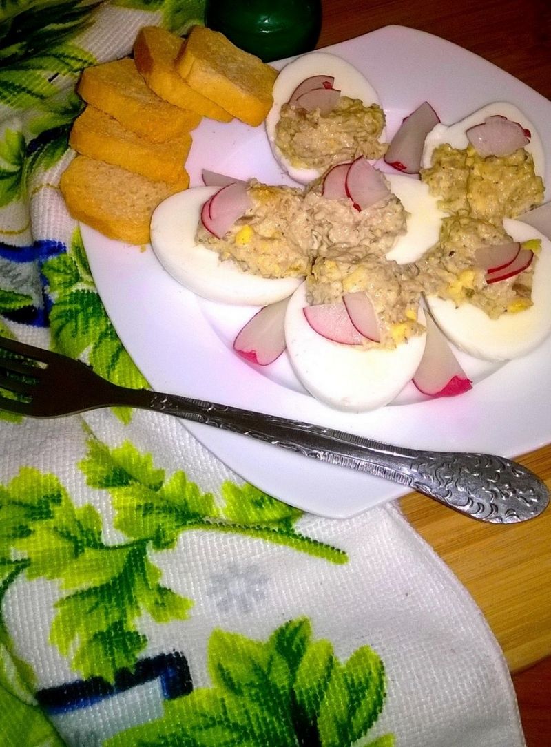 Jajka faszerowane pastą z sardynek Jajka faszerowane pastą z sardynek