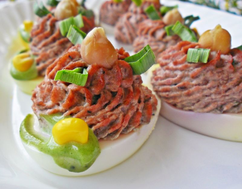 Jajka faszerowane pastą z soczewicy i ćwikły