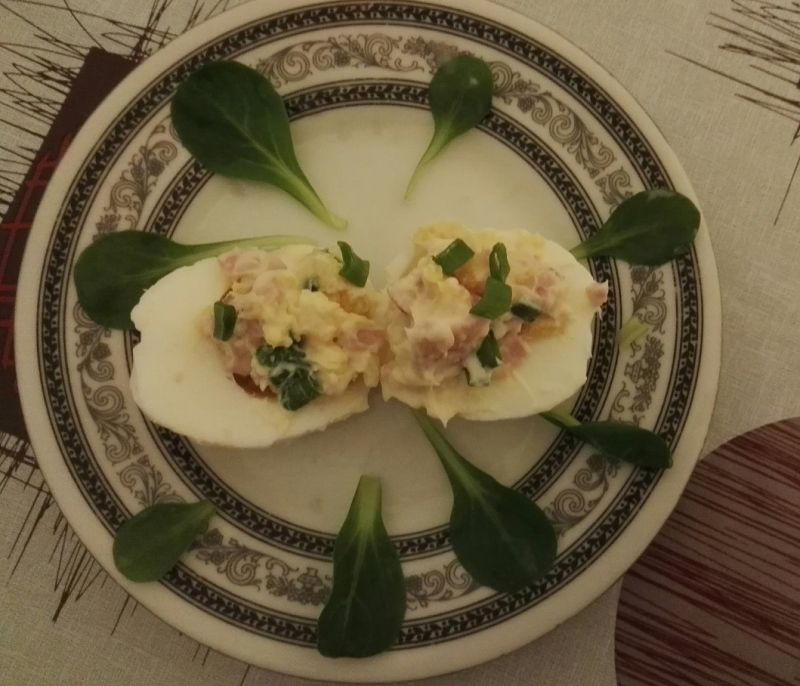 Jajka faszerowane pastą z szynką i szczypiorkiem