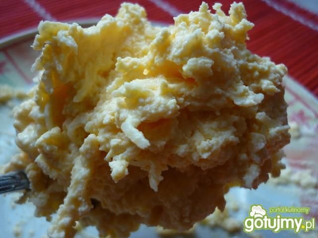 Jajka faszerowane pastą z żółtego sera