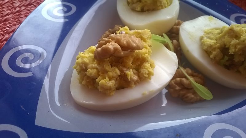 Jajka faszerowane pesto z orzechów włoskich