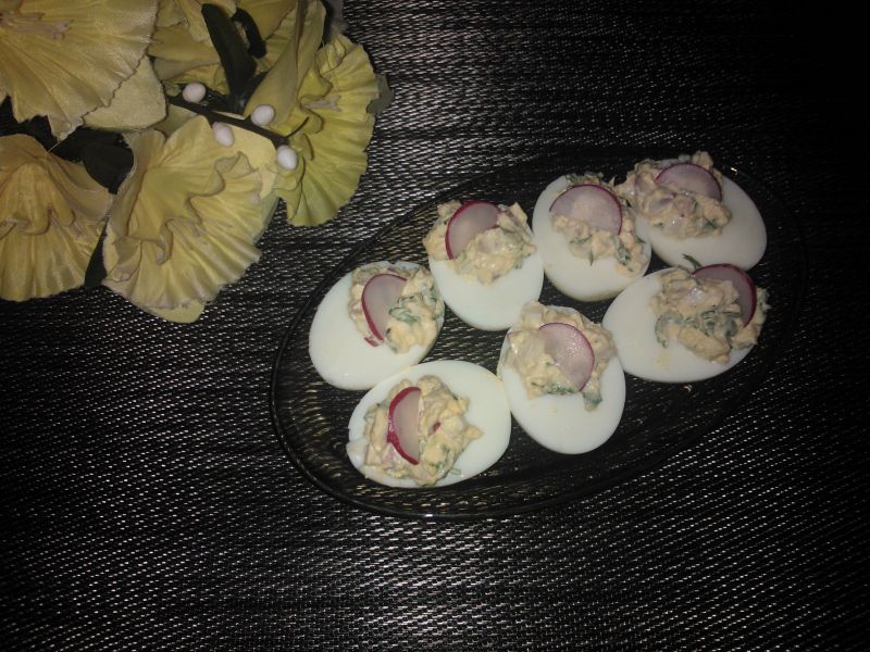 Jajka faszerowane pietruszką i rzodkiewką