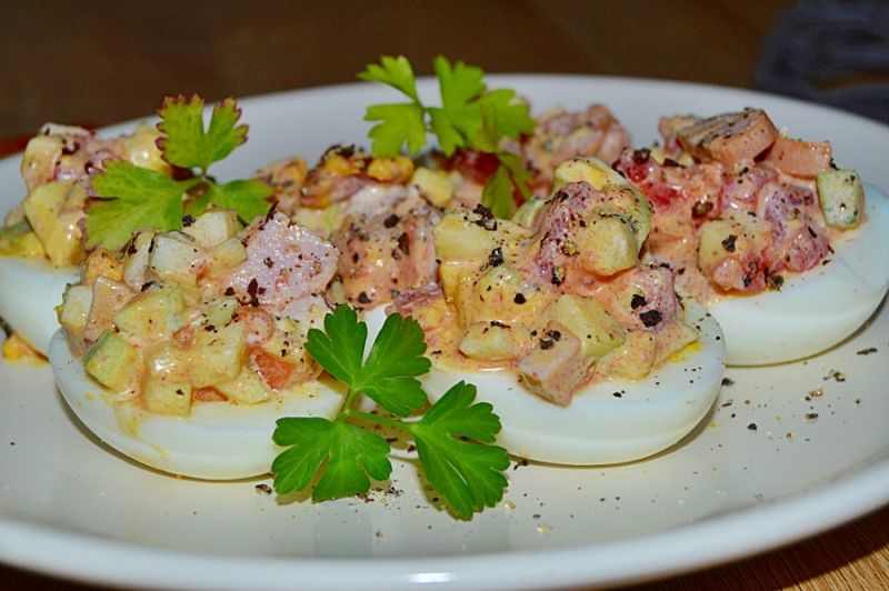 Jajka faszerowane (pomidor, cukinia, parówka)