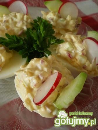 Jajka faszerowane rzodkiewką i ogórkiem