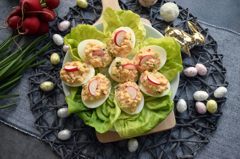 Jajka faszerowane rzodkiewką i świeżym ogórkiem