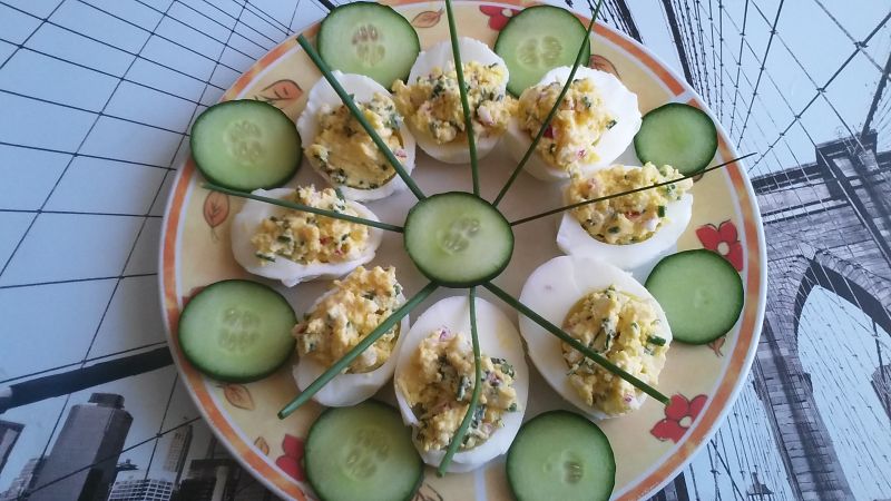 Jajka faszerowane rzodkiewką i szczypiorkiem. Jajka faszerowane rzodkiewką i szczypiorkiem.