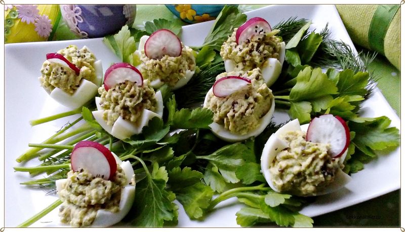 Jajka faszerowane sałatą lodowa i chia 