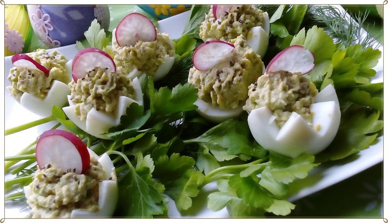 Jajka faszerowane sałatą lodowa i chia 