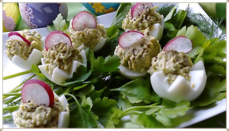 Jajka faszerowane sałatą lodowa i chia 