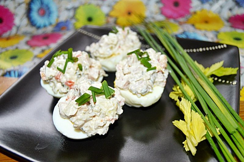 Jajka faszerowane sałatką