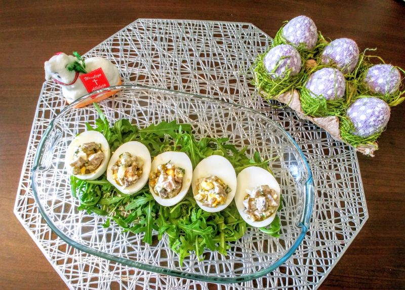 Jajka faszerowane sałatką pieczarkową z groszkiem
