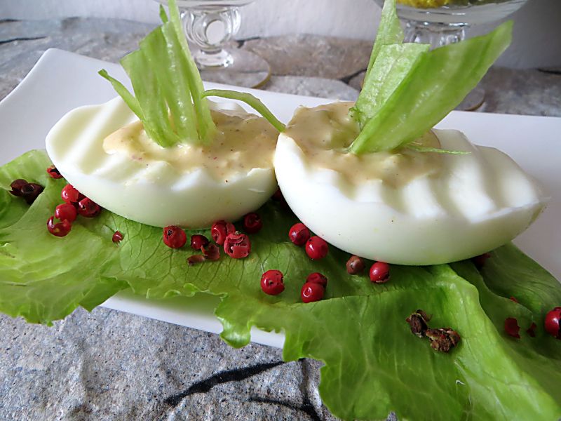 Jajka faszerowane sałatką śledziową Jajka faszerowane sałatką śledziową